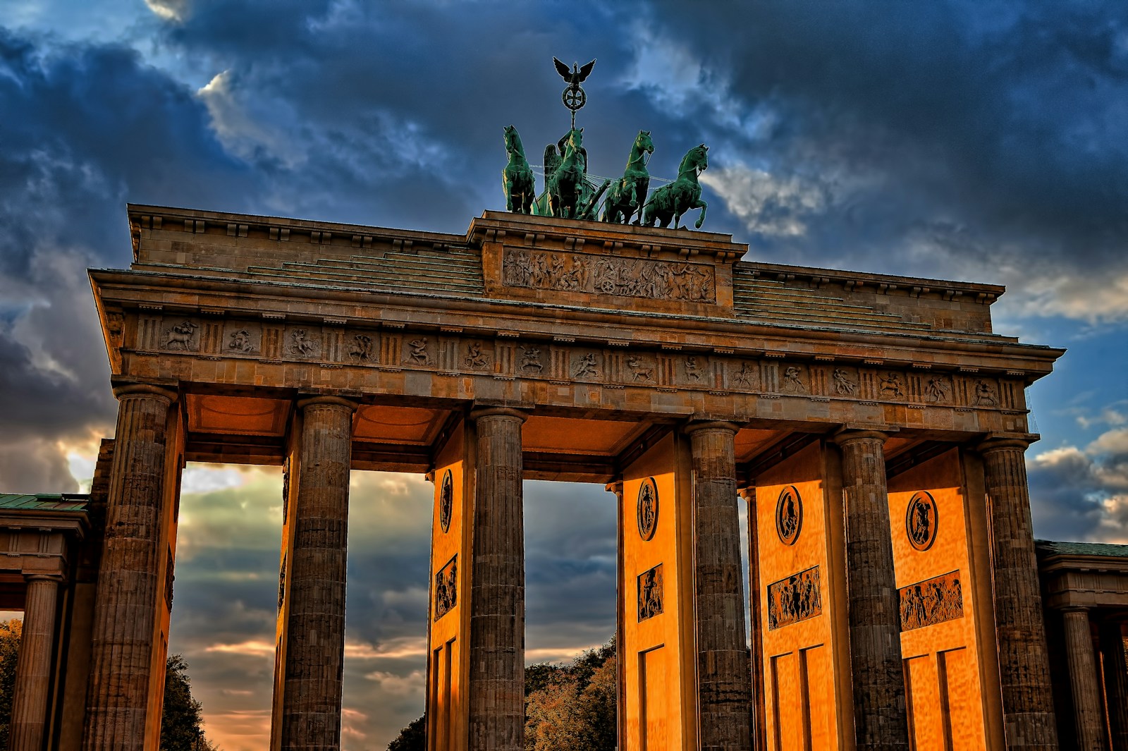 Das Brandenburger Tor in Berlin im Abendlicht