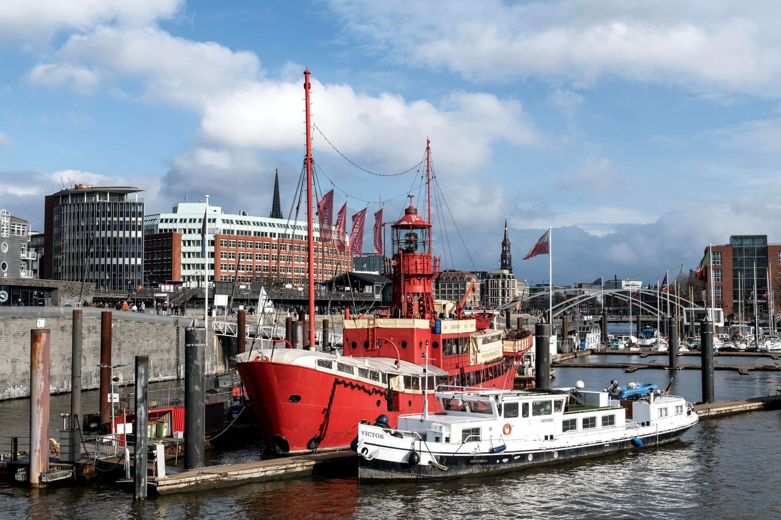 Schiffe im Hamburger Hafen vor Gebäuden am Wasser