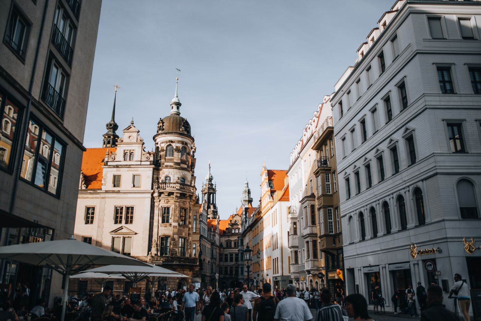 Straße in der Dresdner Altstadt mit Blick zur Frauenkirche