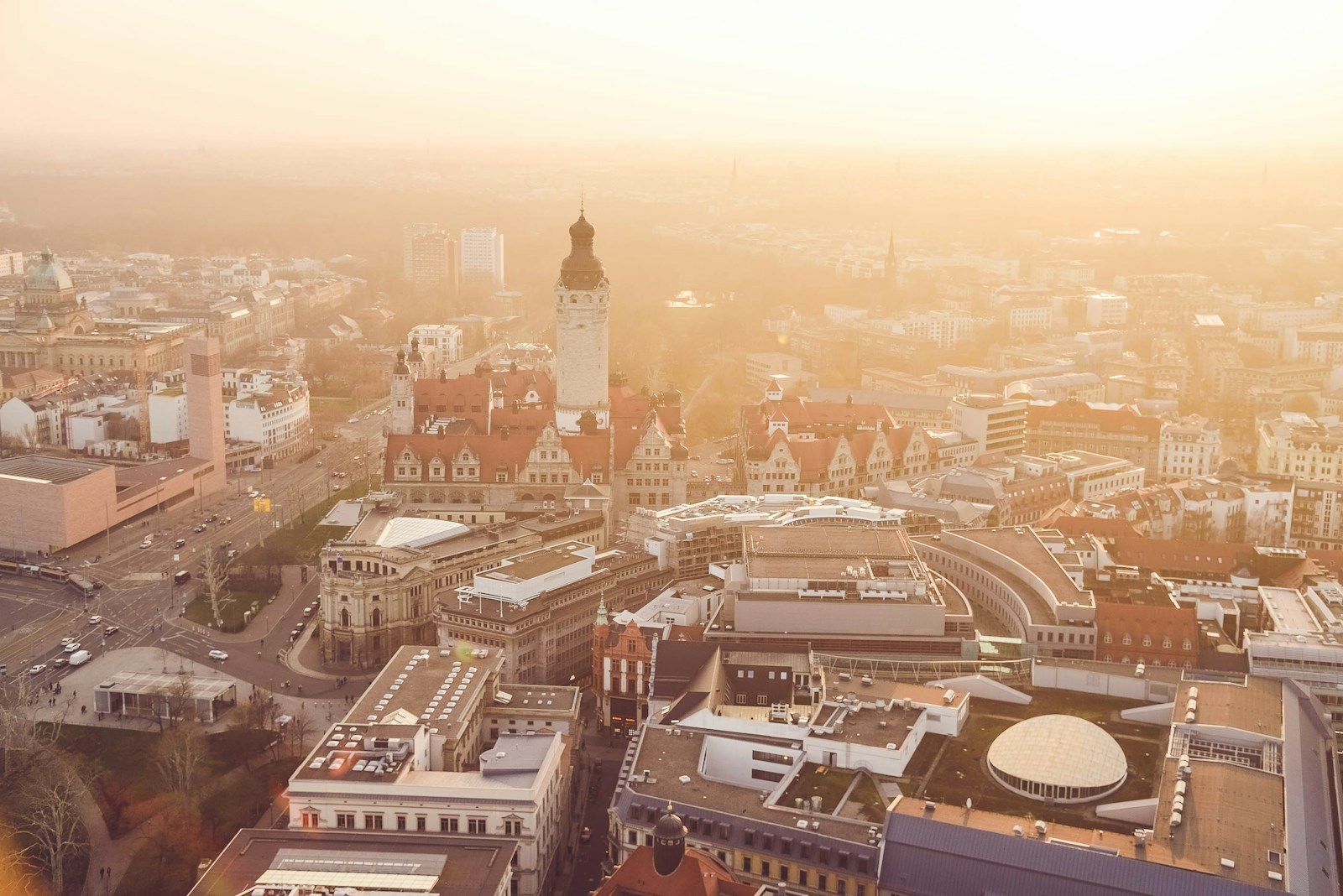 Blick über Leipziger Dächer und Kirchtürme im warmen Abendlicht