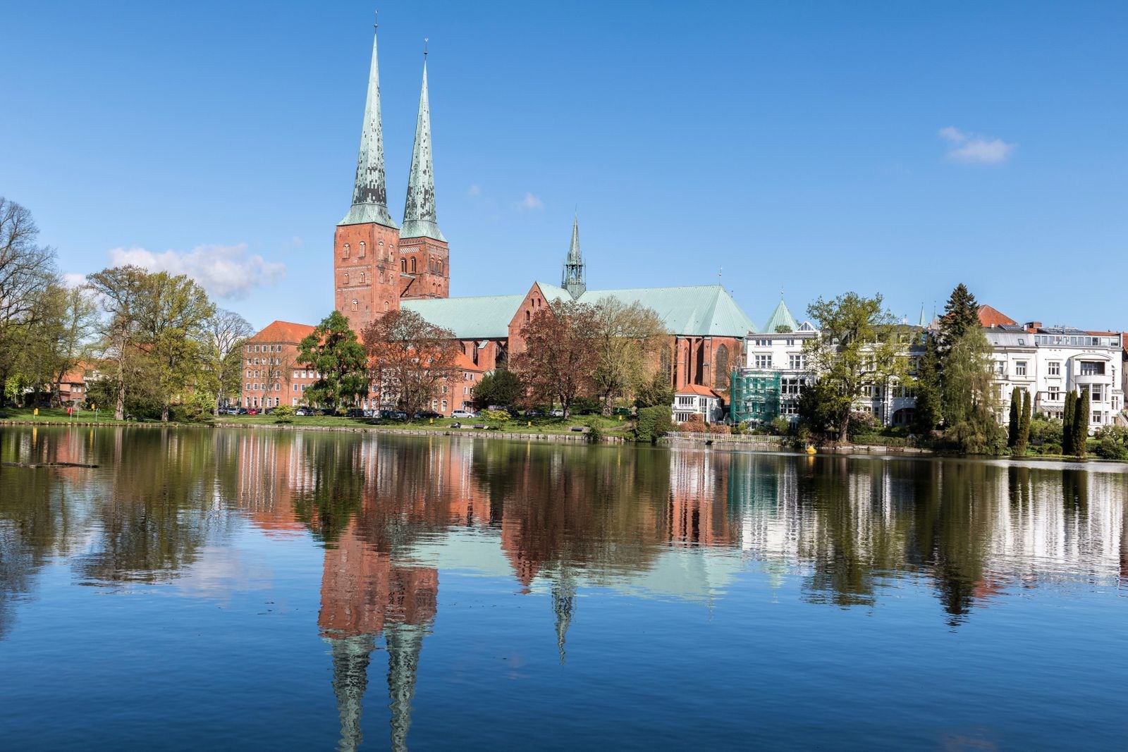 Lübecker Dom und Altstadthäuser spiegeln sich im Wasser