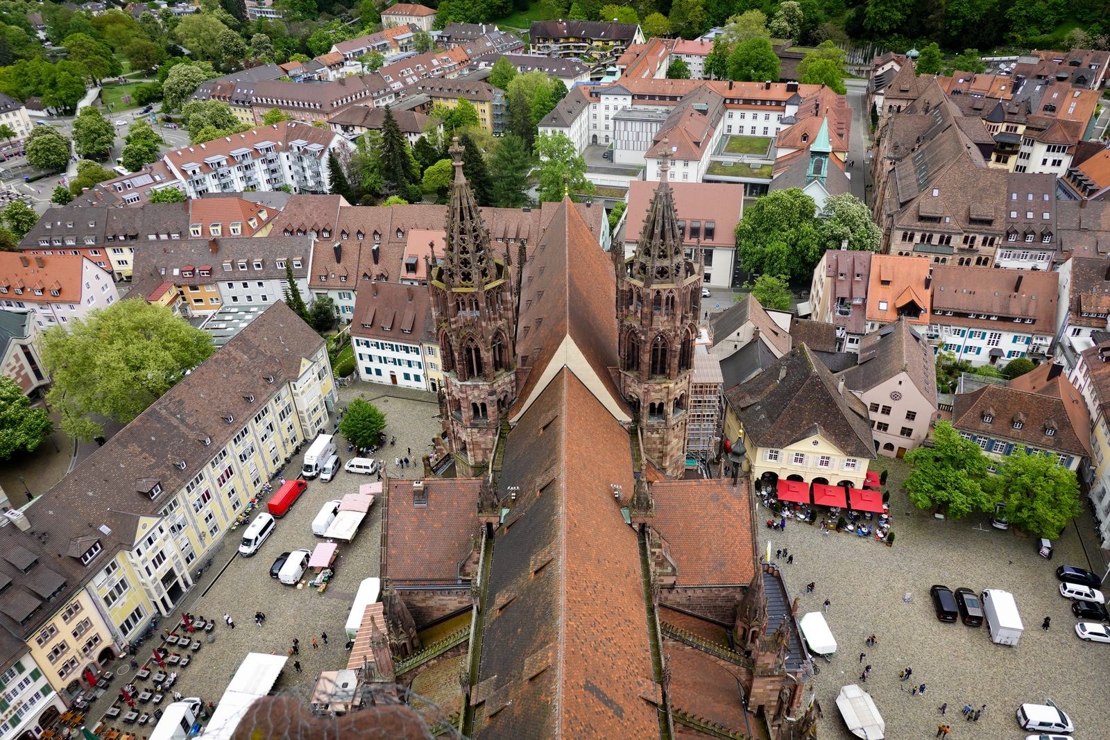 Blick über das Freiburger Münster und den Münsterplatz
