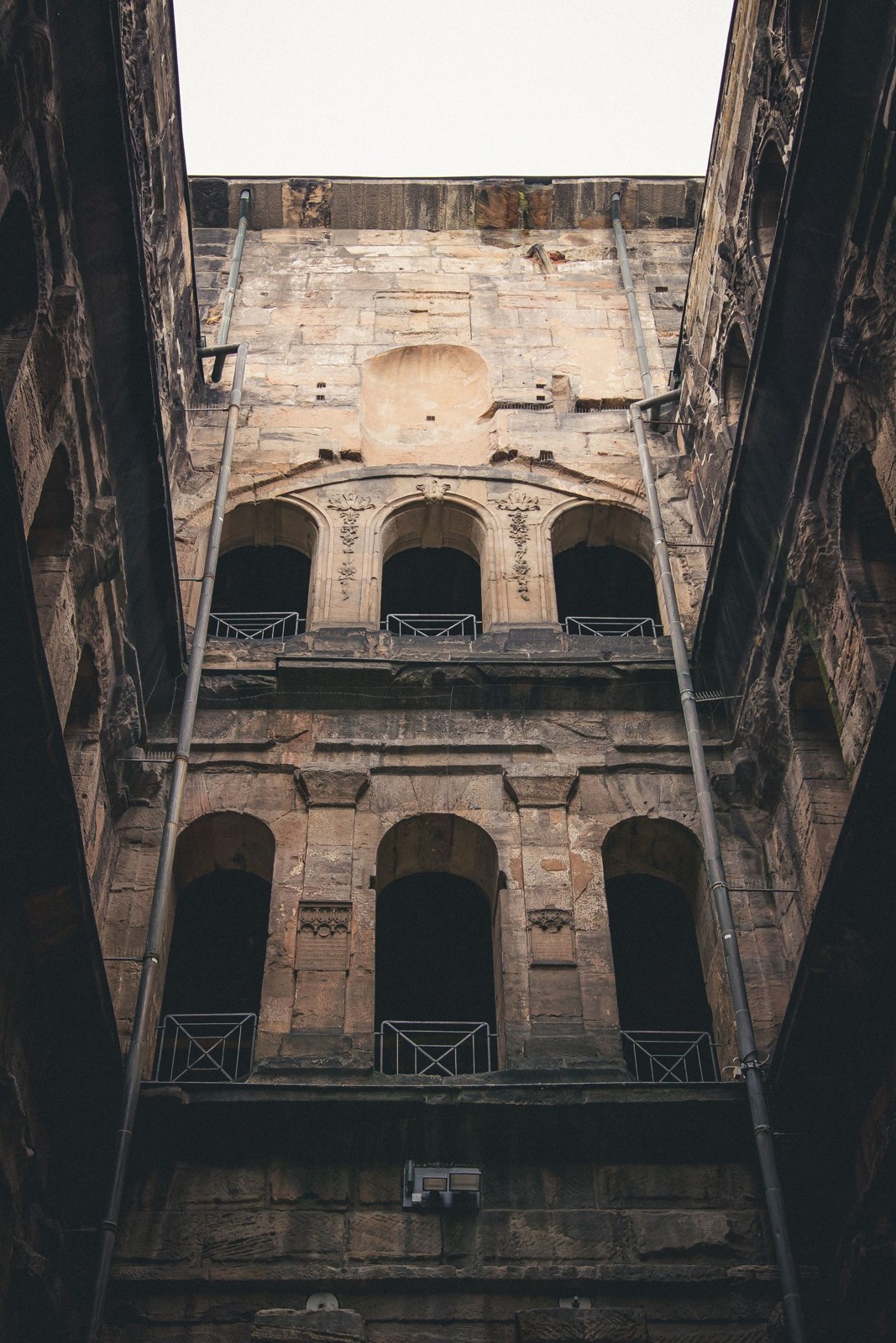 Blick hinauf durch die römische Porta Nigra in Trier