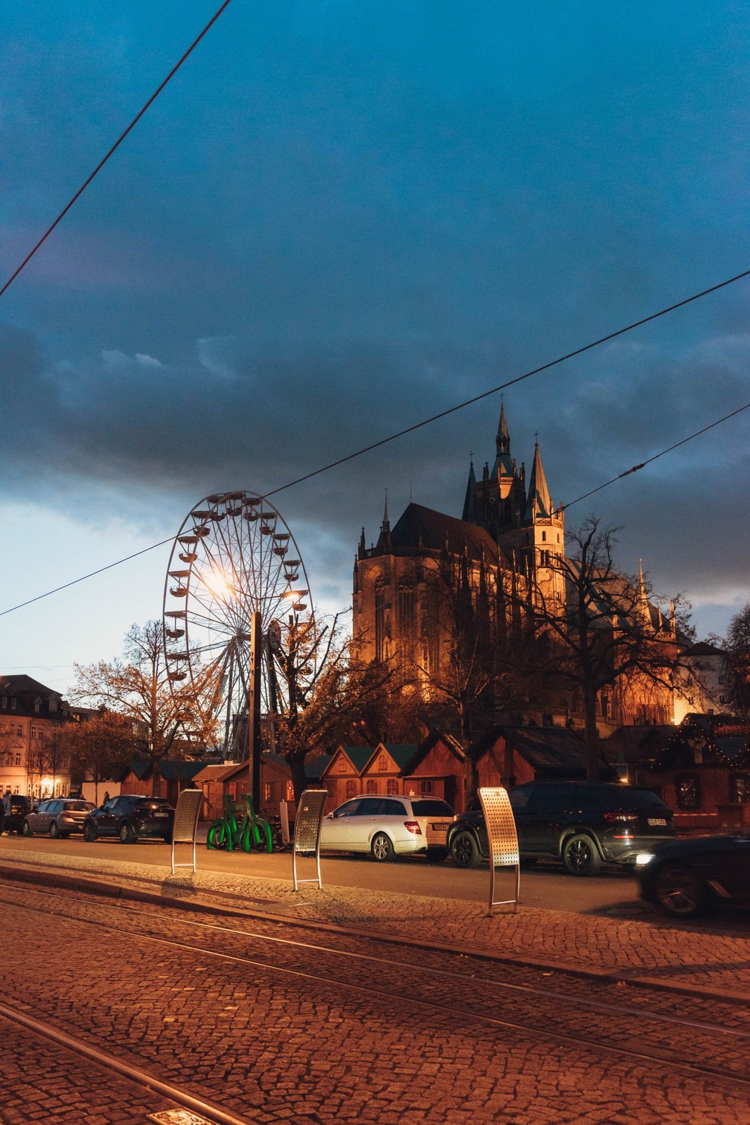 Erfurter Domplatz mit beleuchtetem Riesenrad am Abend