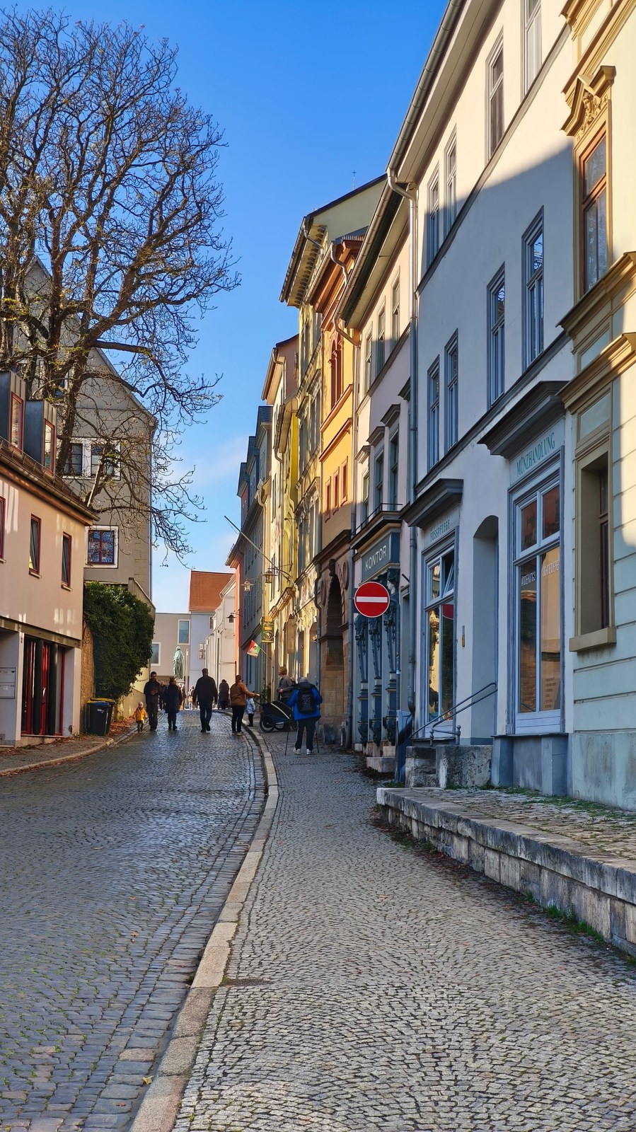 Straße mit historischen Fassaden in Weimar