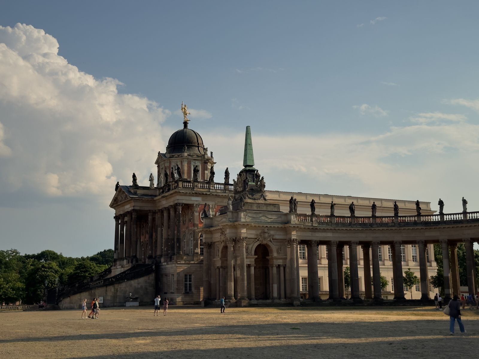 Kuppel und Kolonnade im Schlosspark Sanssouci in Potsdam