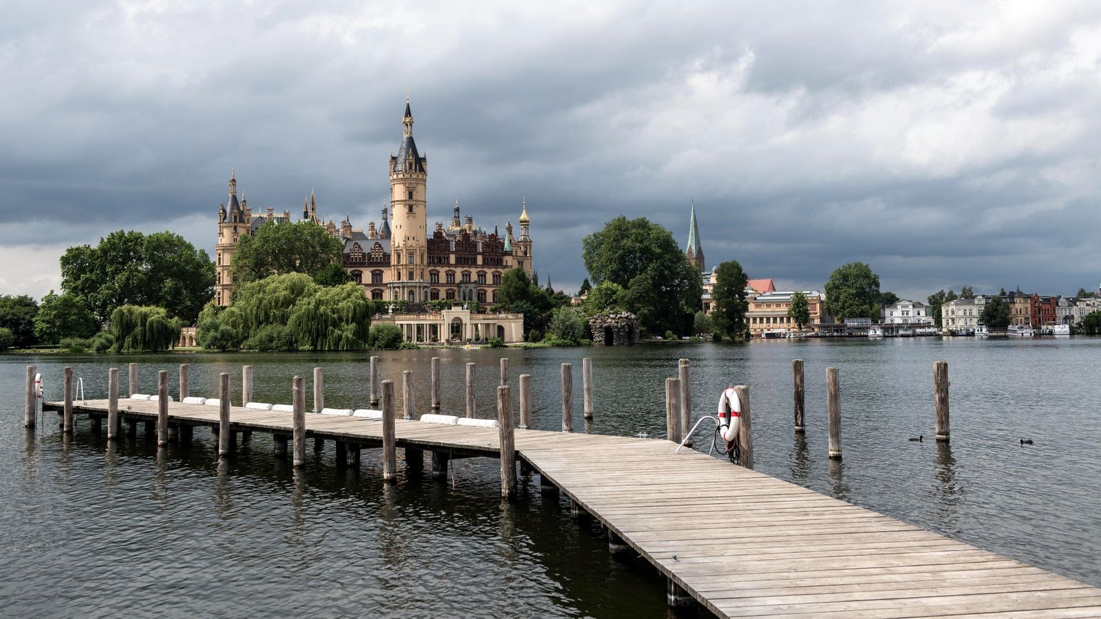 Steg am Schweriner See mit Blick auf das Schloss