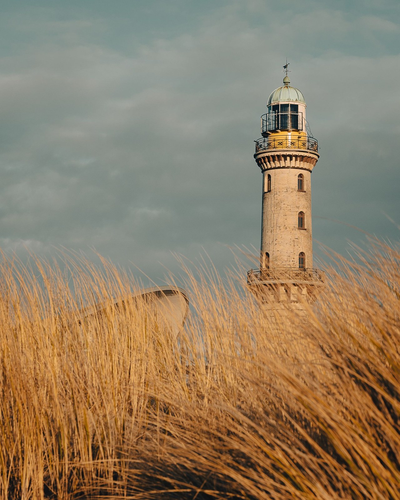 Warnemünder Leuchtturm hinter Strandgras