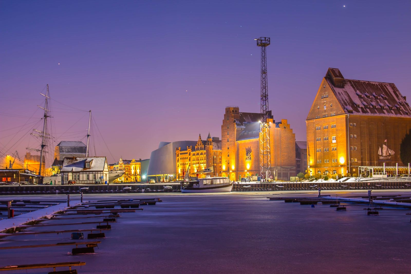 Beleuchtete Gebäude am Stralsunder Hafen im Winter