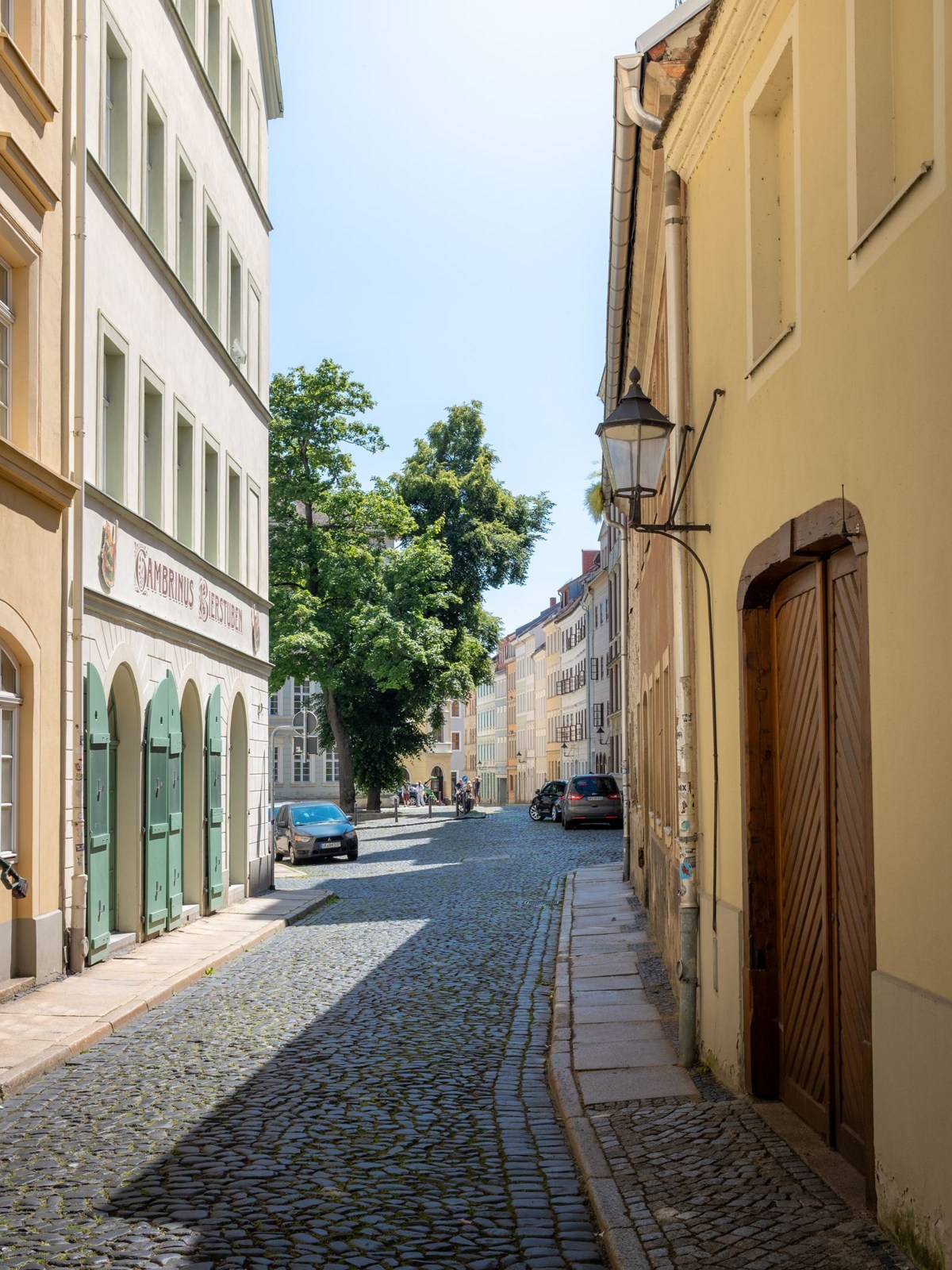 Gepflasterte Straße mit historischen Fassaden in Görlitz