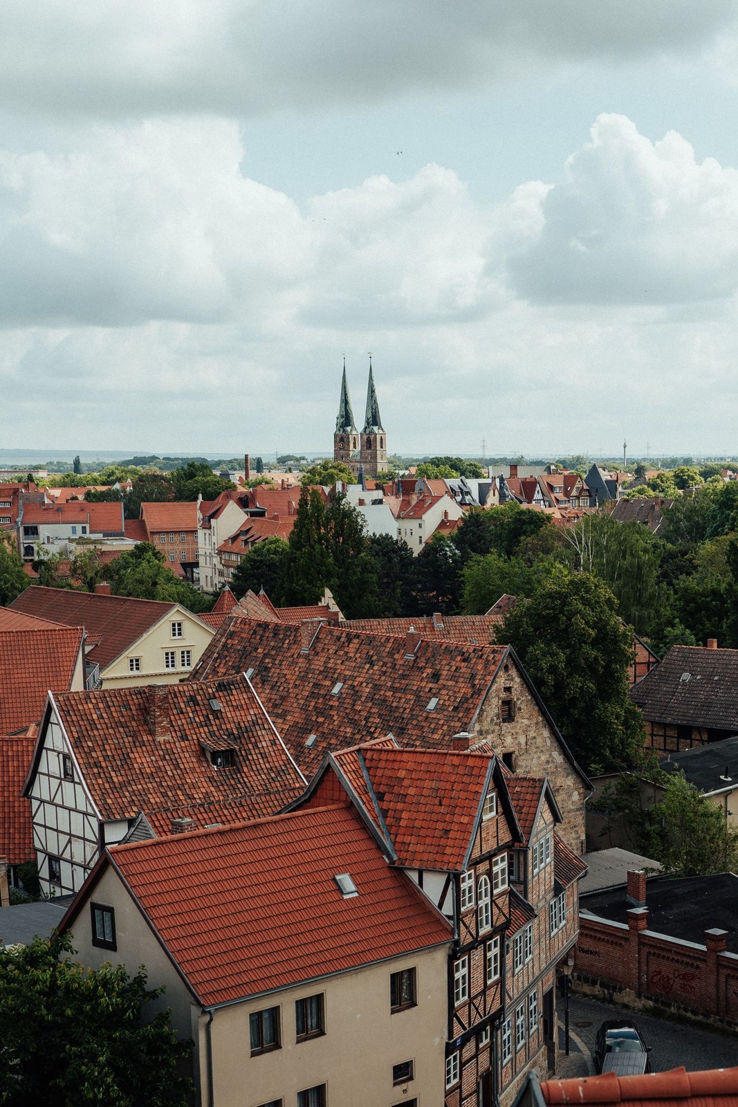 Dächer und Kirchtürme über der Quedlinburger Altstadt