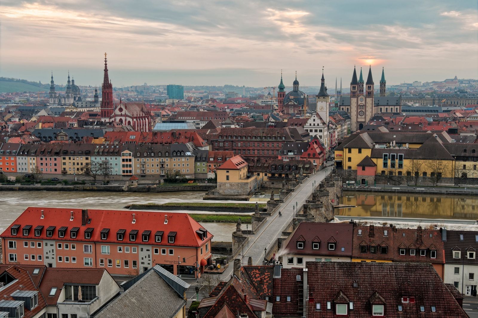 Blick über die Würzburger Altstadt und Kirchtürme