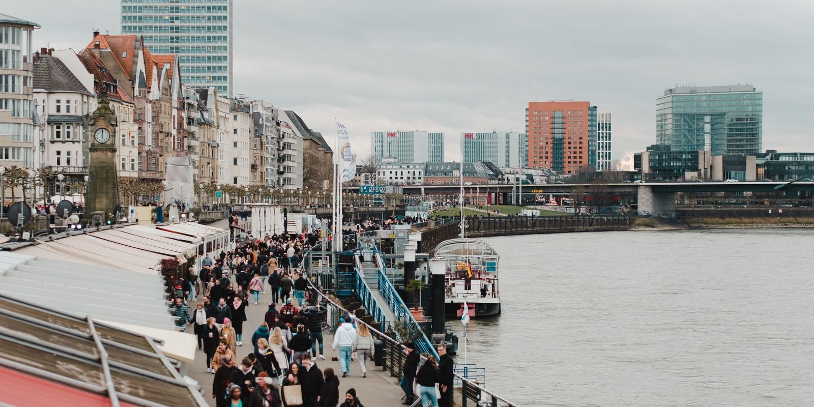 Menschen auf der Düsseldorfer Rheinpromenade