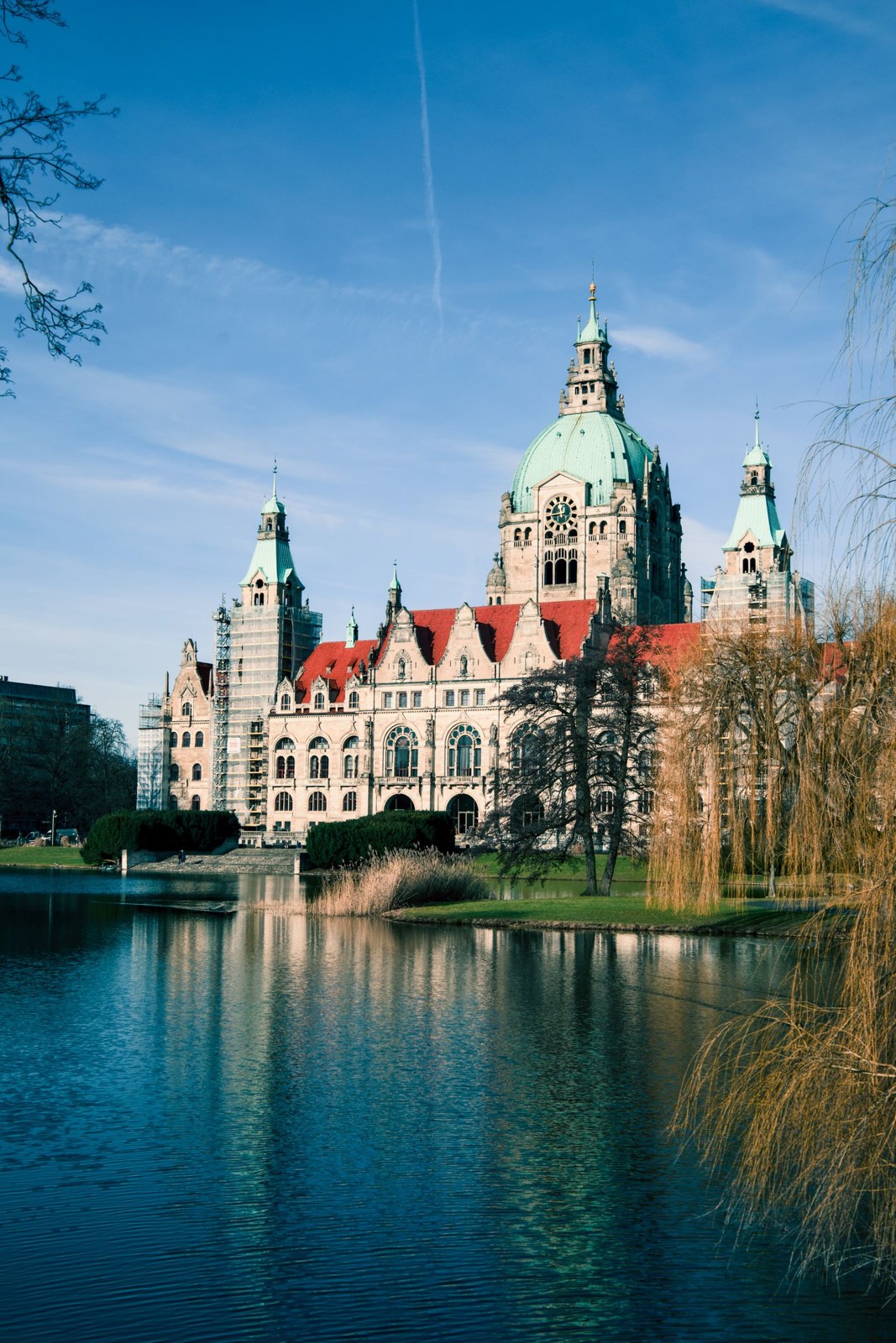 Das Neue Rathaus in Hannover mit Spiegelung im Wasser