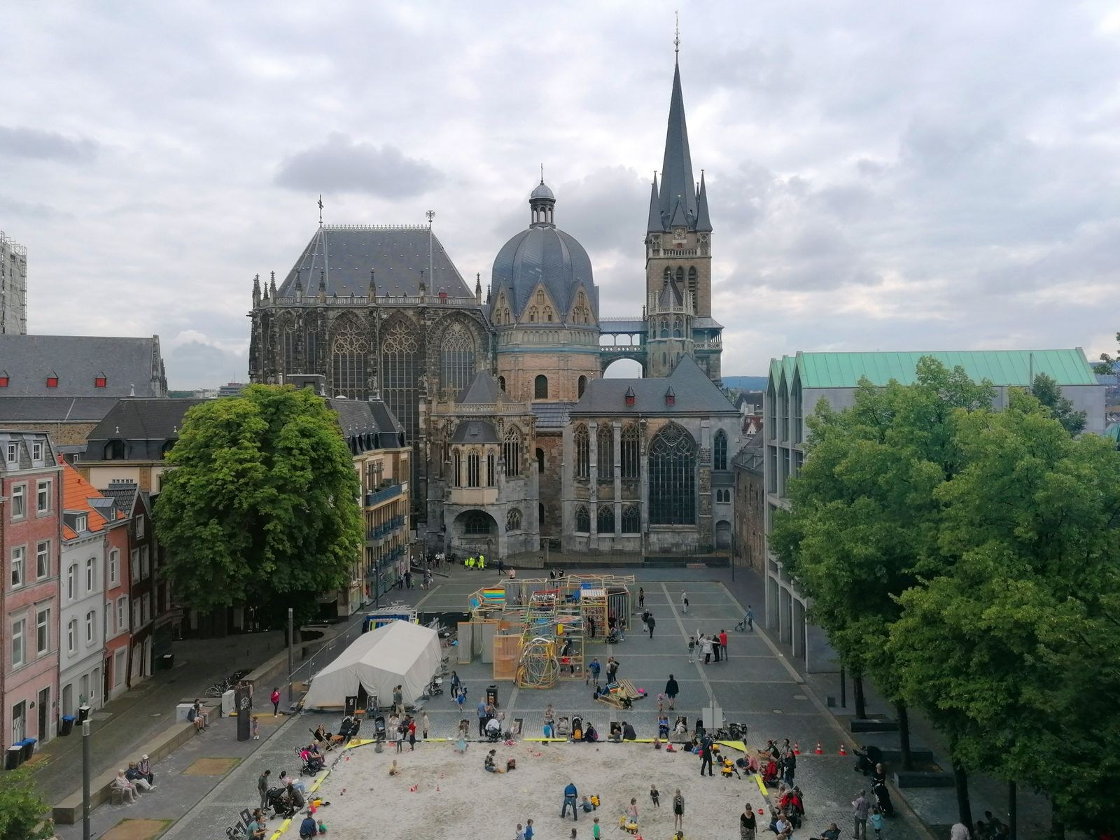 Aachener Dom und der belebte Platz davor