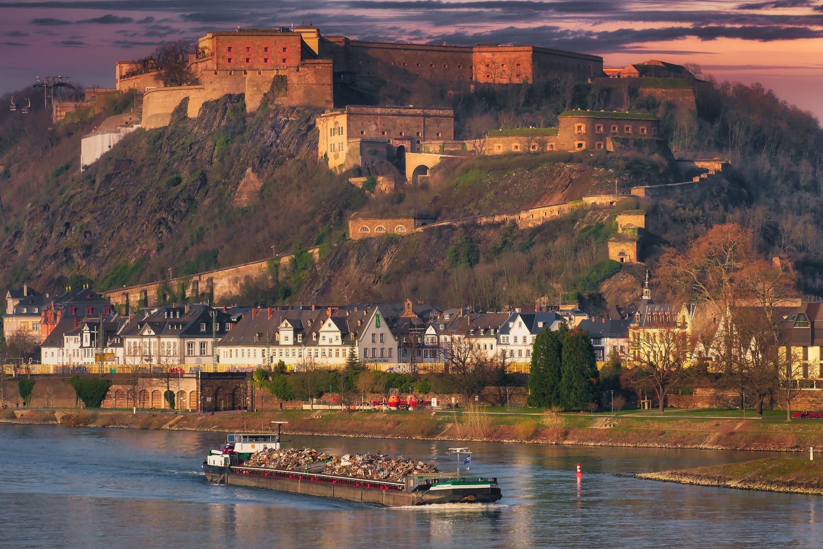 Festung Ehrenbreitstein über dem Rhein bei Koblenz