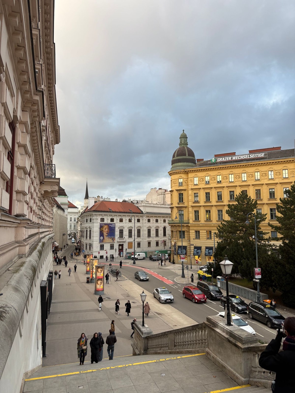 Historische Fassaden und Fußgänger in der Wiener Innenstadt