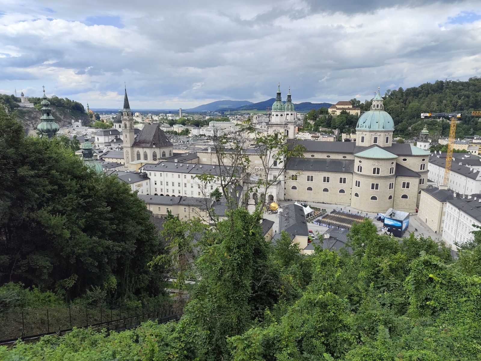 Blick über Salzburger Dächer und Kirchtürme