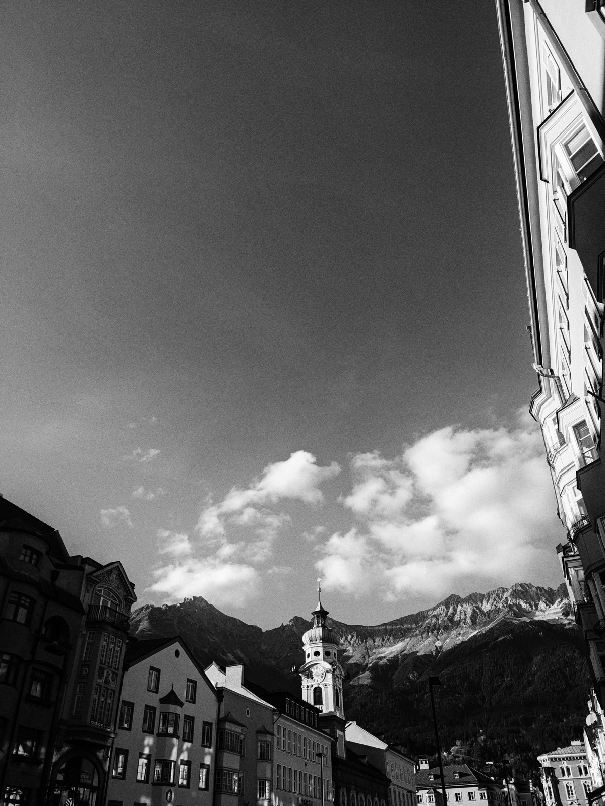Schwarzweißansicht der Innsbrucker Altstadt mit Bergen im Hintergrund