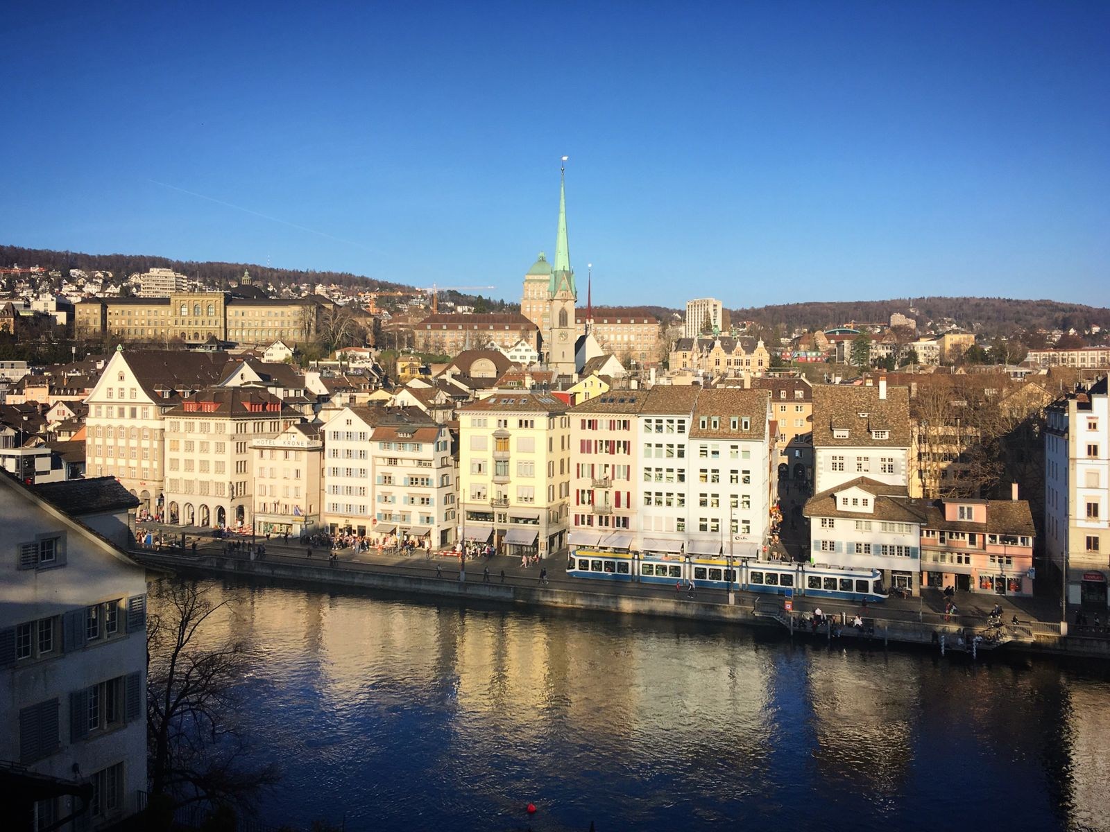 Zürcher Altstadthäuser und Kirchtürme an der Limmat