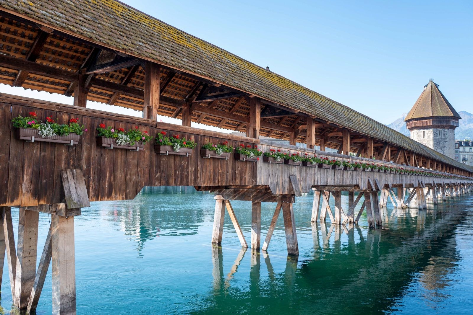 Die hölzerne Kapellbrücke über der Reuss in Luzern