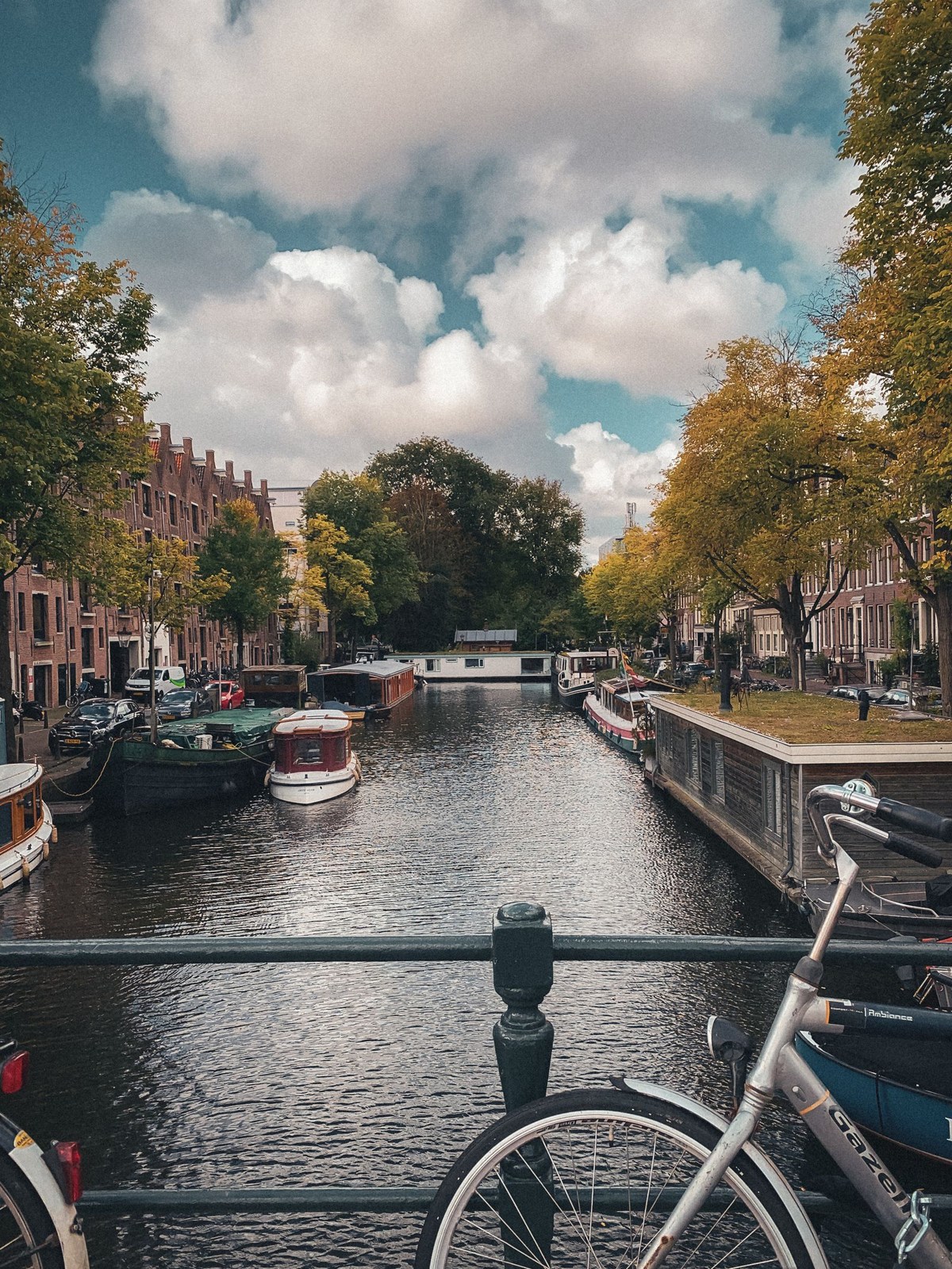 Kanal mit Booten und Fahrrädern in Amsterdam