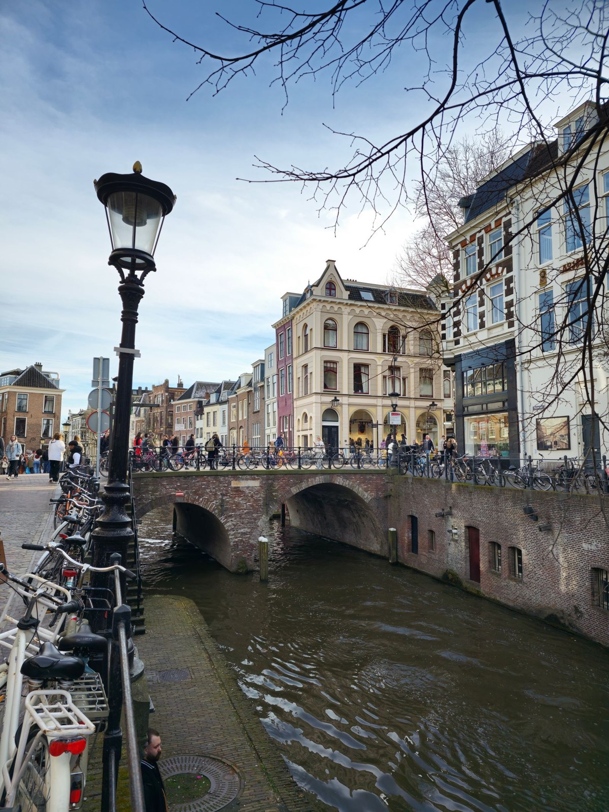 Brücke und historische Häuser an einem Utrechter Kanal