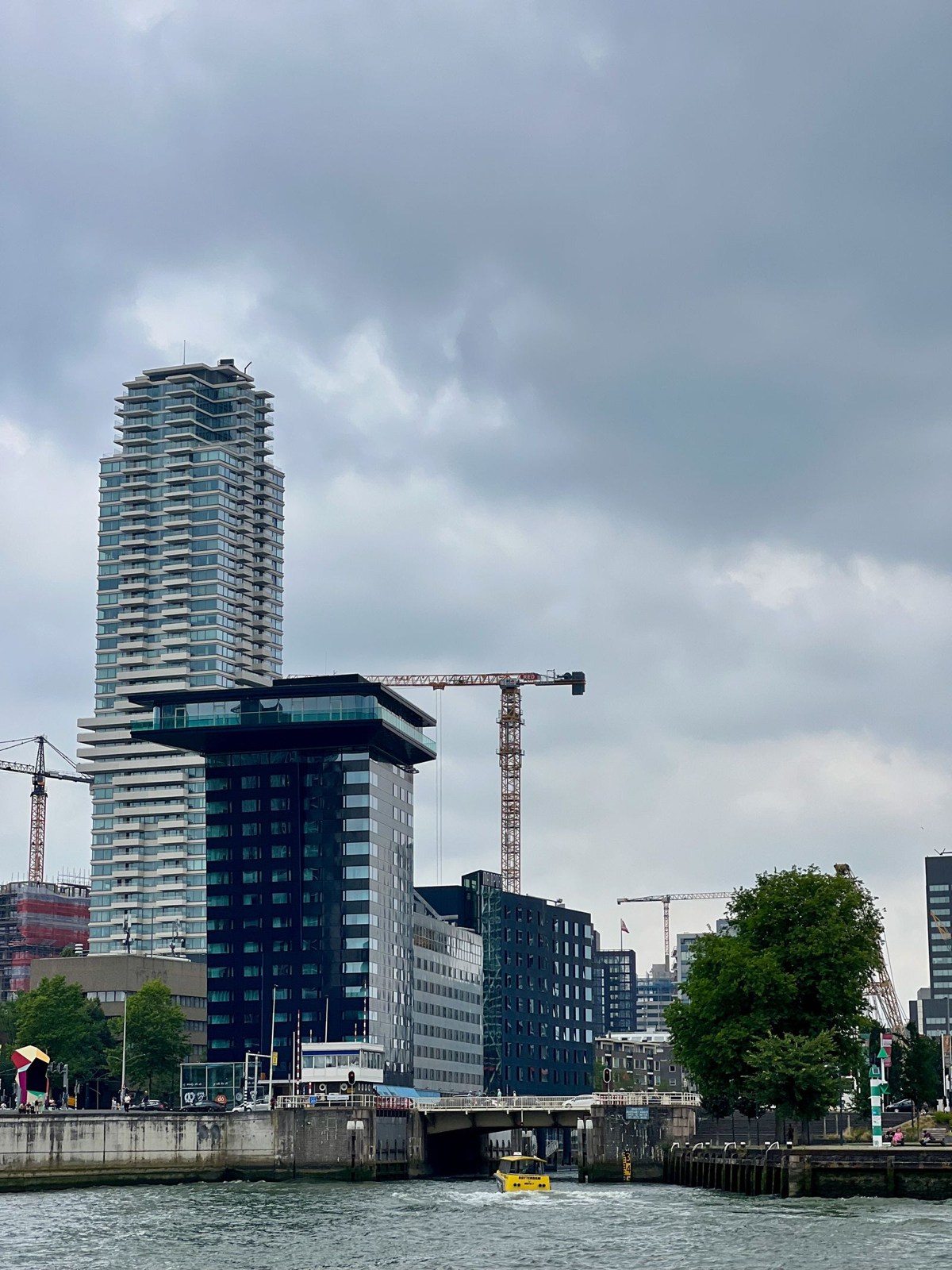 Moderne Gebäude am Wasser in Rotterdam