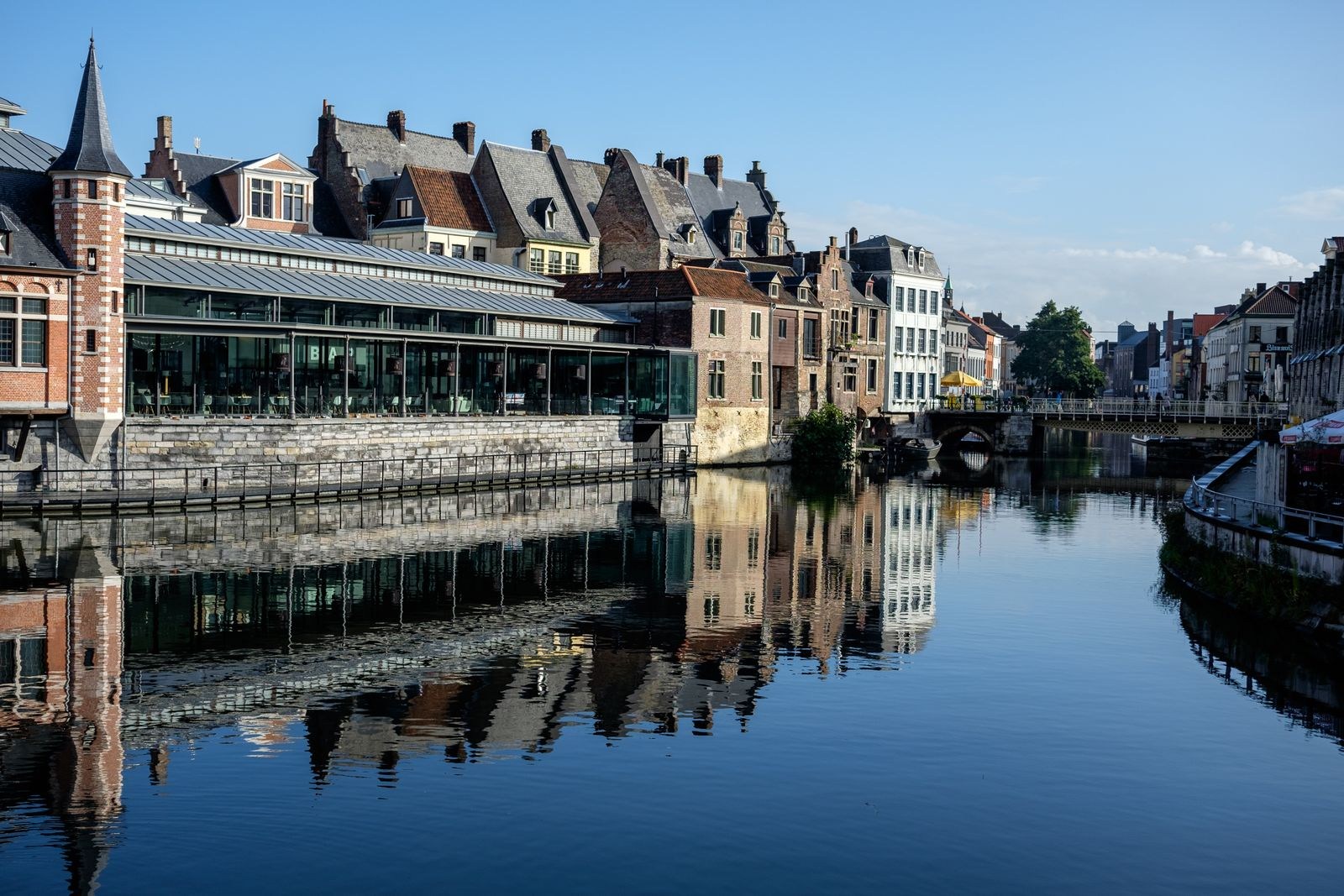 Historische Häuser und ihre Spiegelungen an der Graslei in Gent