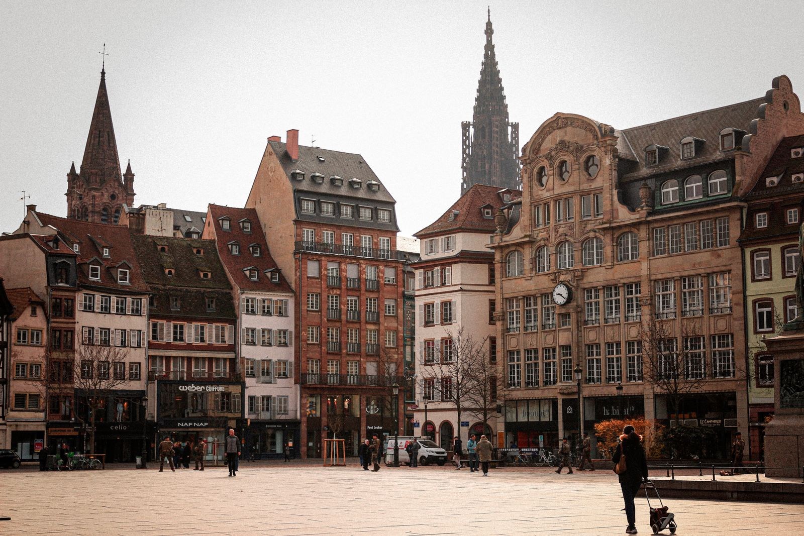 Platz mit historischen Gebäuden und Kirchtürmen in Straßburg