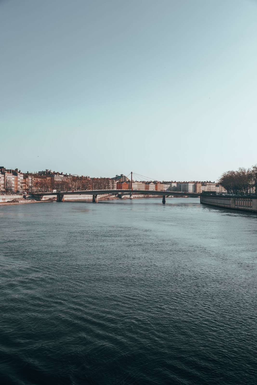 Fluss mit Brücke und Ufergebäuden in Lyon