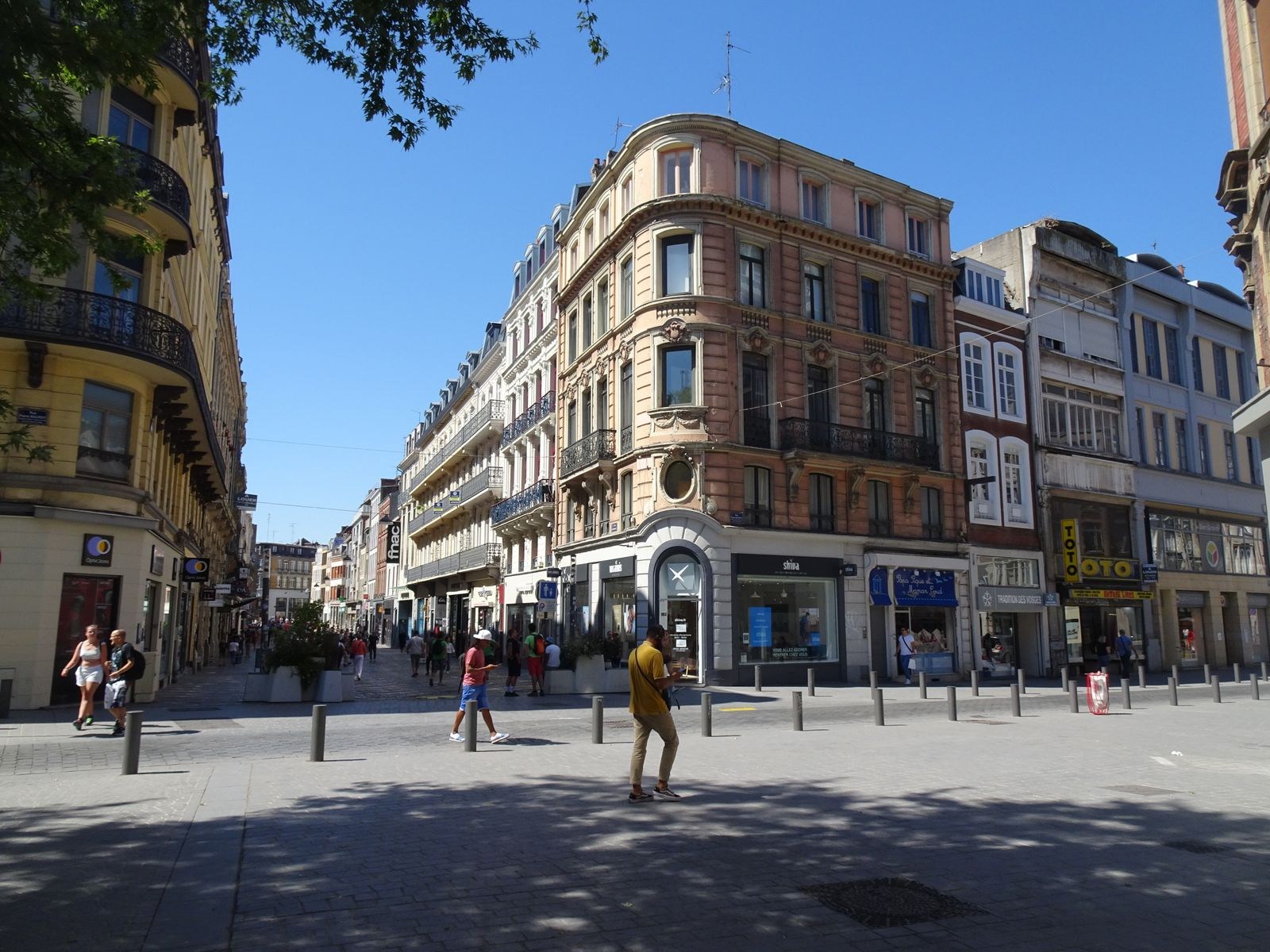 Straßenkreuzung mit historischen Fassaden in Lille