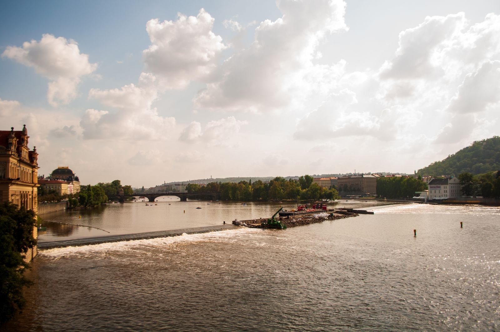 Blick auf die Moldau und Brücken in Prag