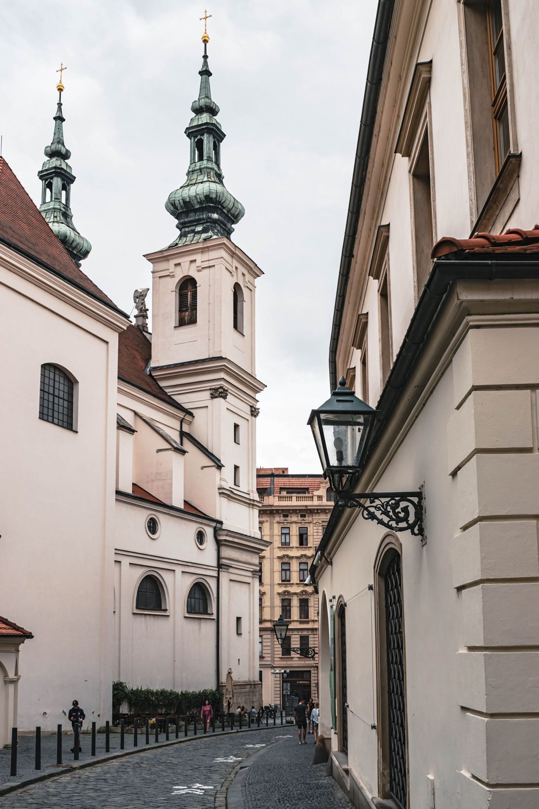 Schmale Straße mit Kirchtürmen in Brünn