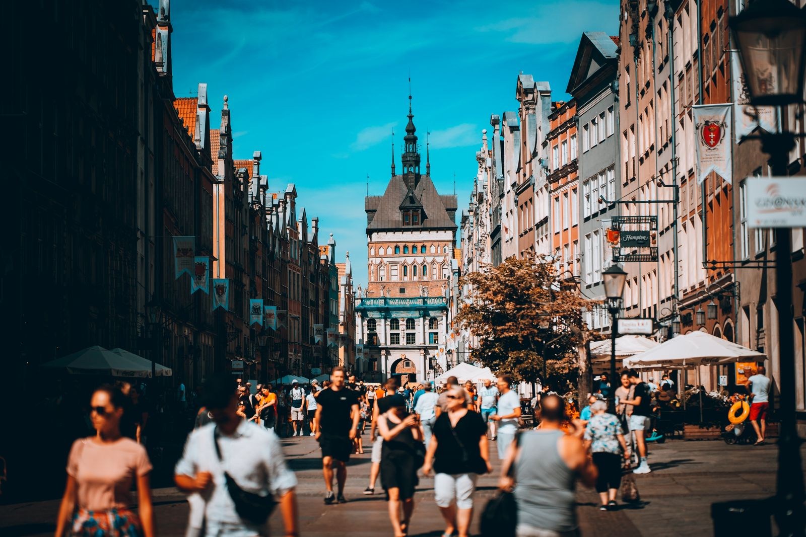 Belebte Straße mit historischen Fassaden in Danzig