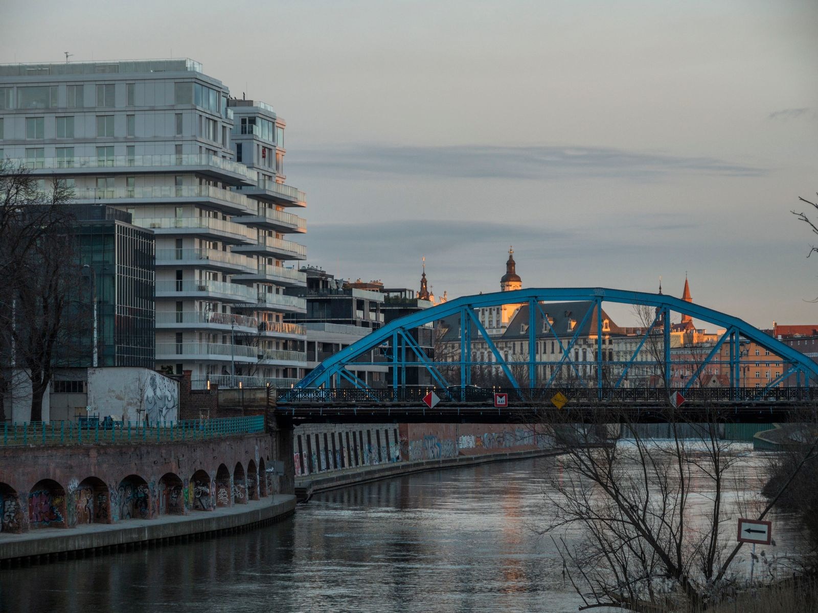 Blaue Stahlbrücke über einem Flussarm in Breslau