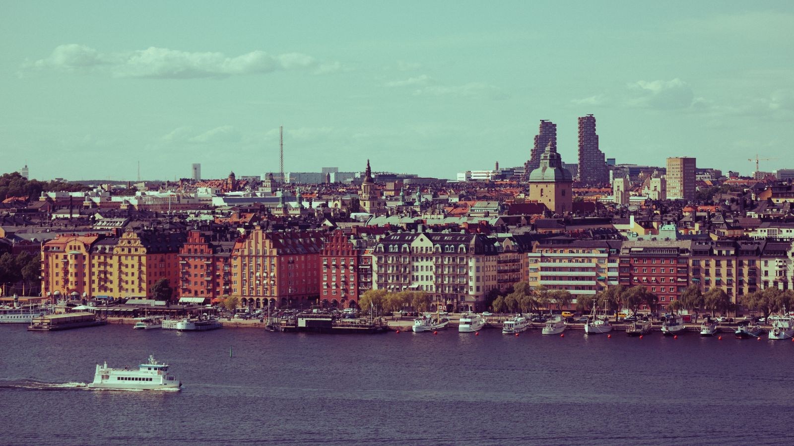 Stockholmer Häuser und Türme am Wasser