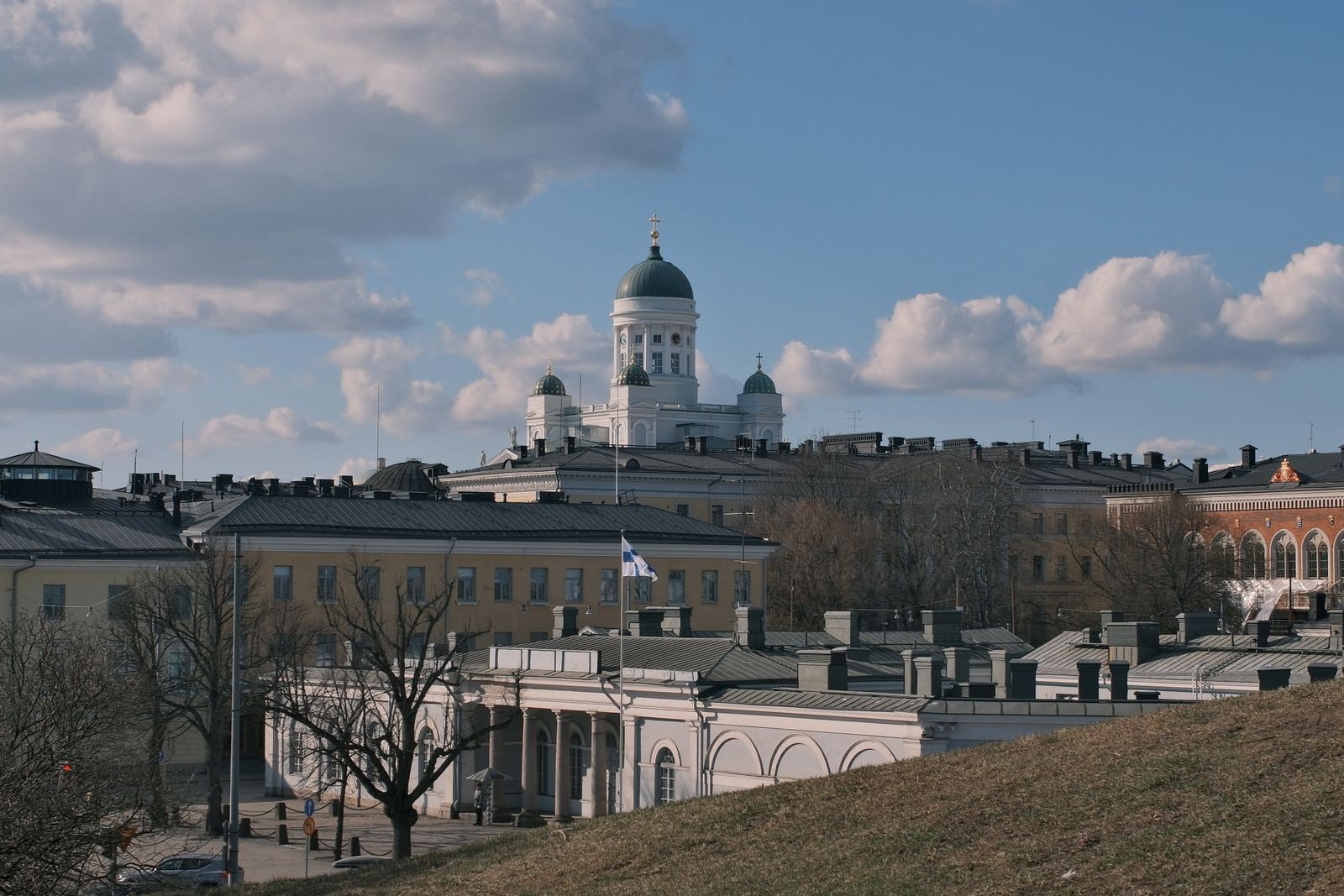 Blick auf Helsinkis weiße Domkuppel über den Dächern