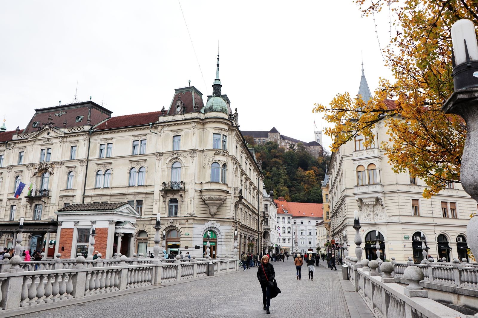 Brücke mit Fußgängern und historischen Häusern in Ljubljana
