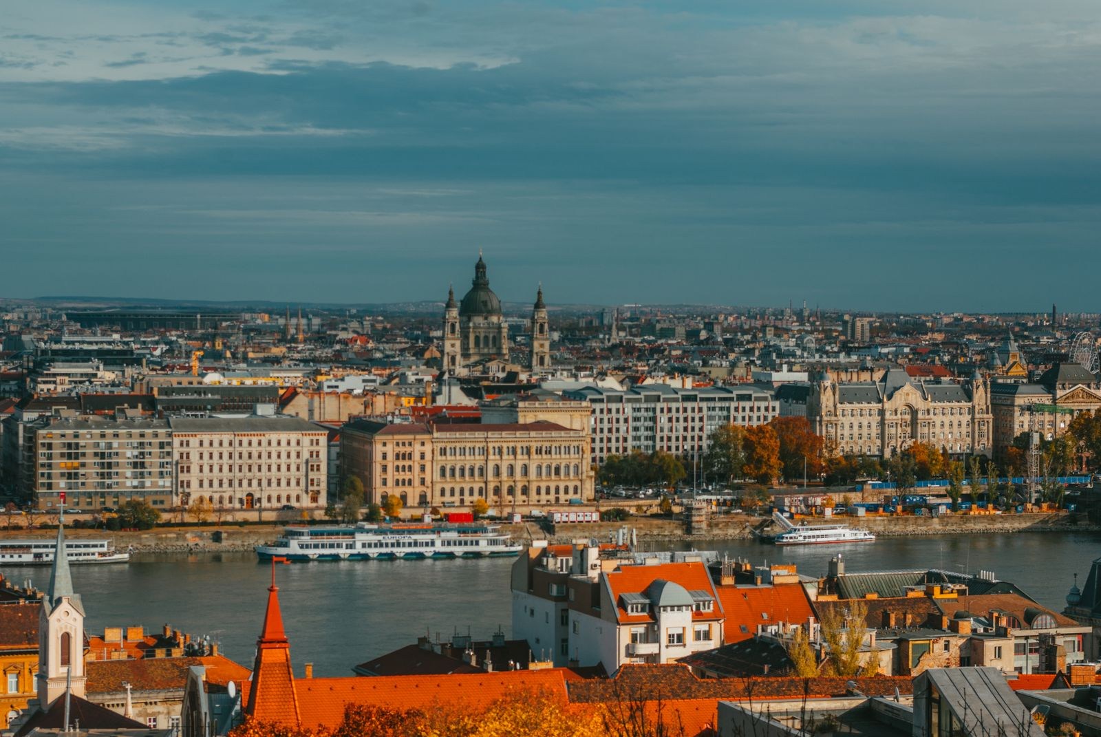 Budapester Gebäude an der Donau unter bewölktem Himmel