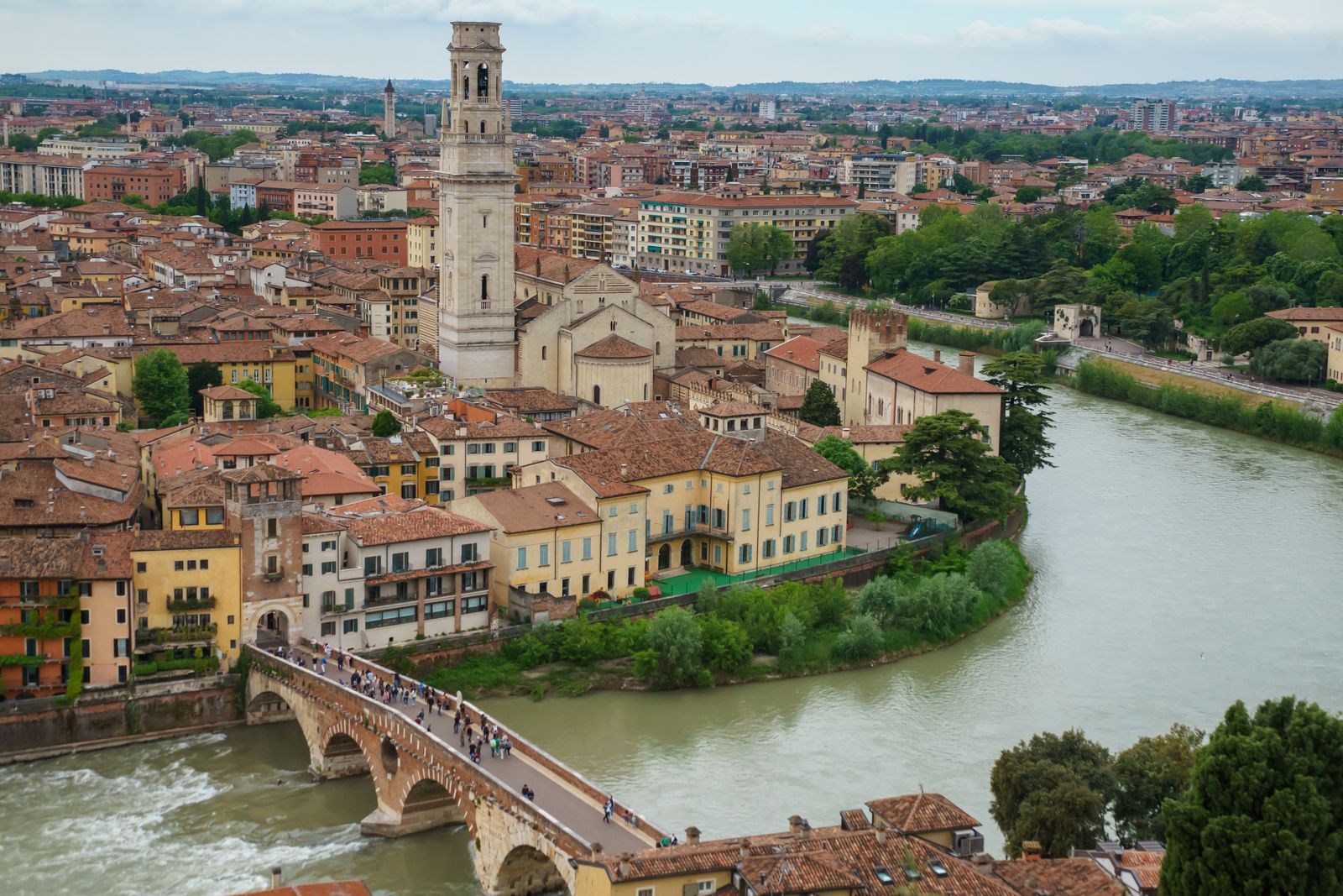 Blick über Verona und die Biegung der Etsch