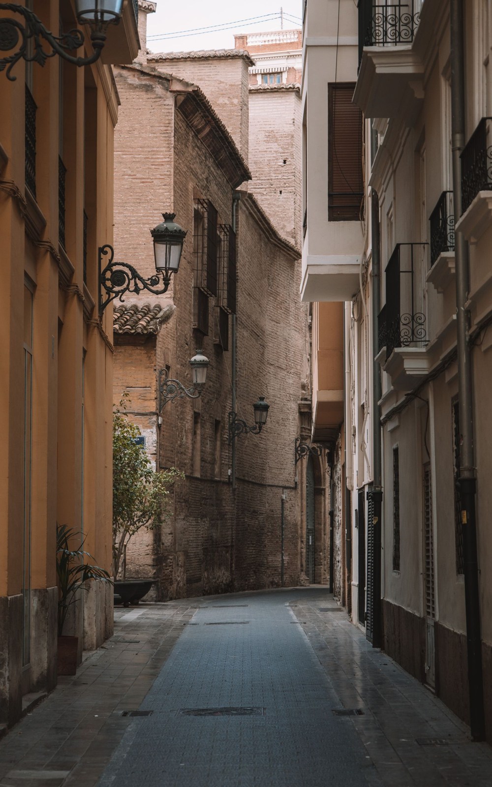 Schmale Gasse in der Altstadt von Valencia