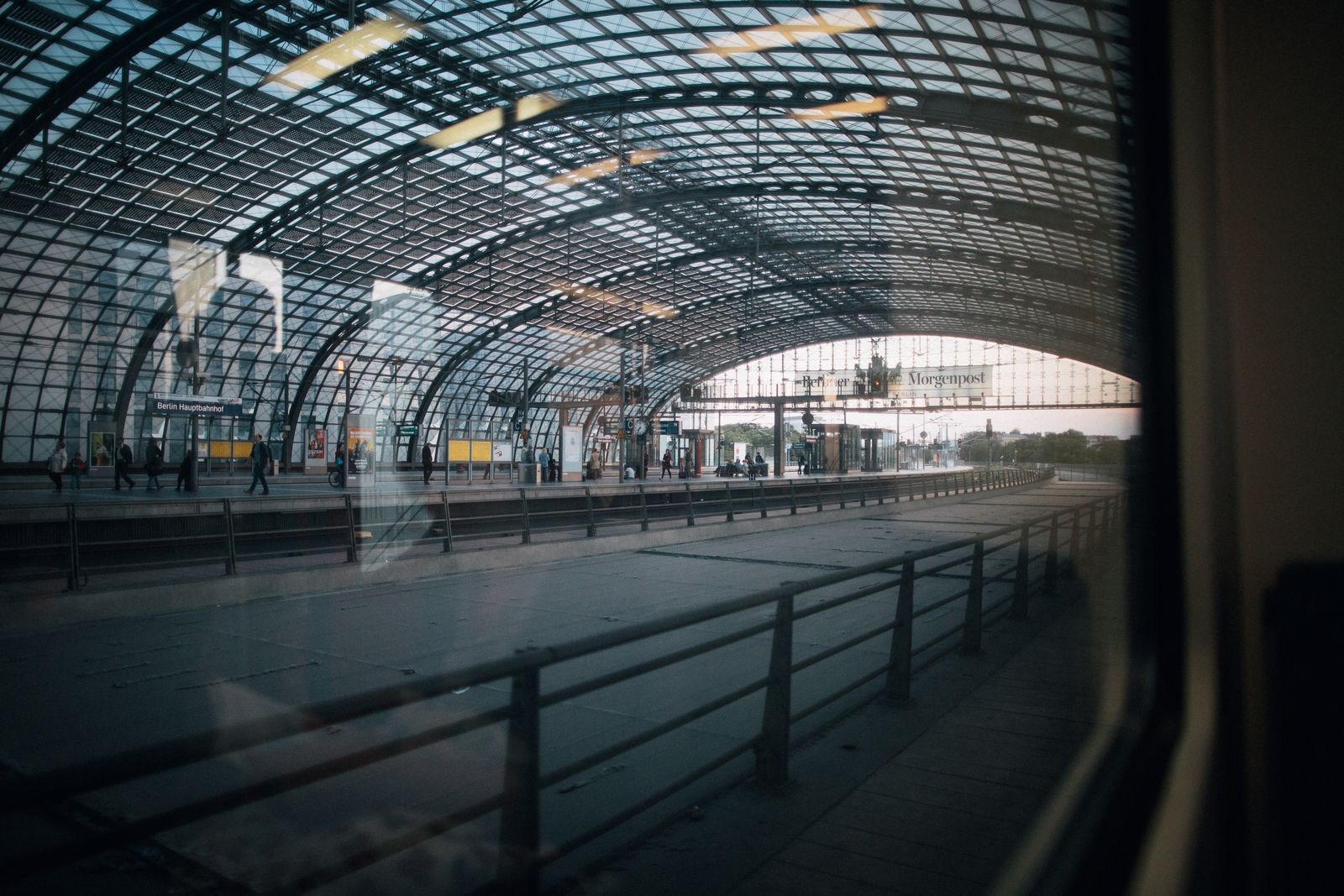 Bahnsteig unter dem Glasdach des Berliner Hauptbahnhofs