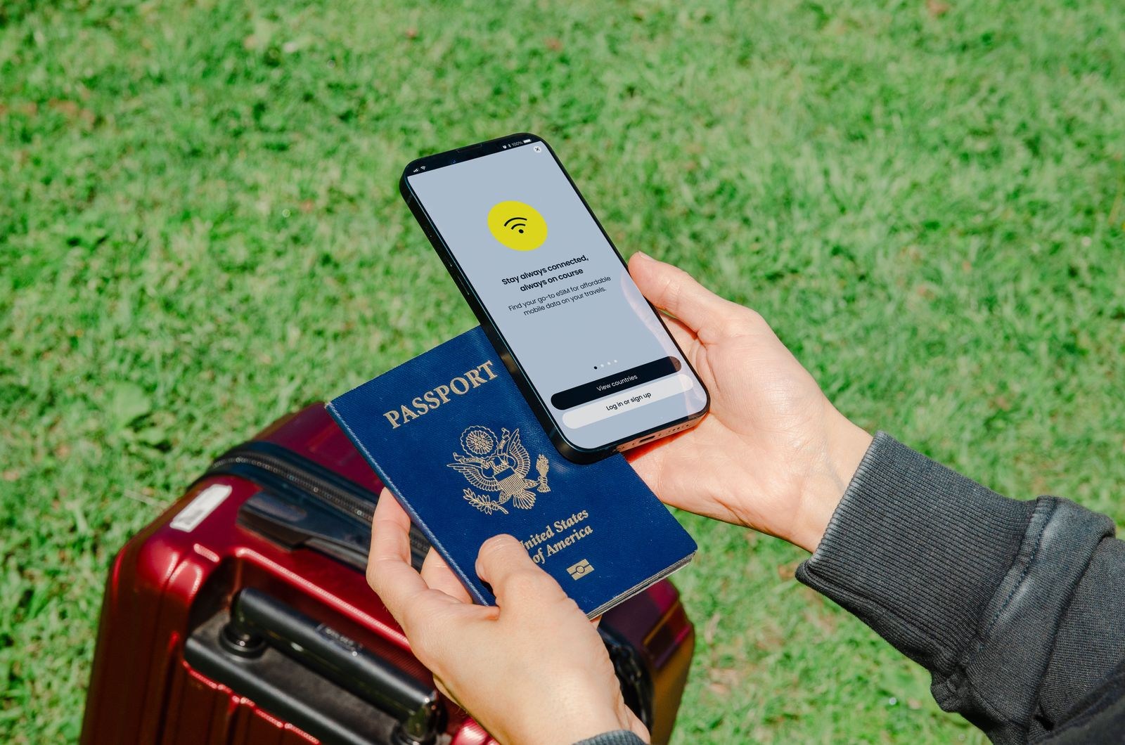 Reisepass und Smartphone mit Verbindungshinweis über einem Koffer