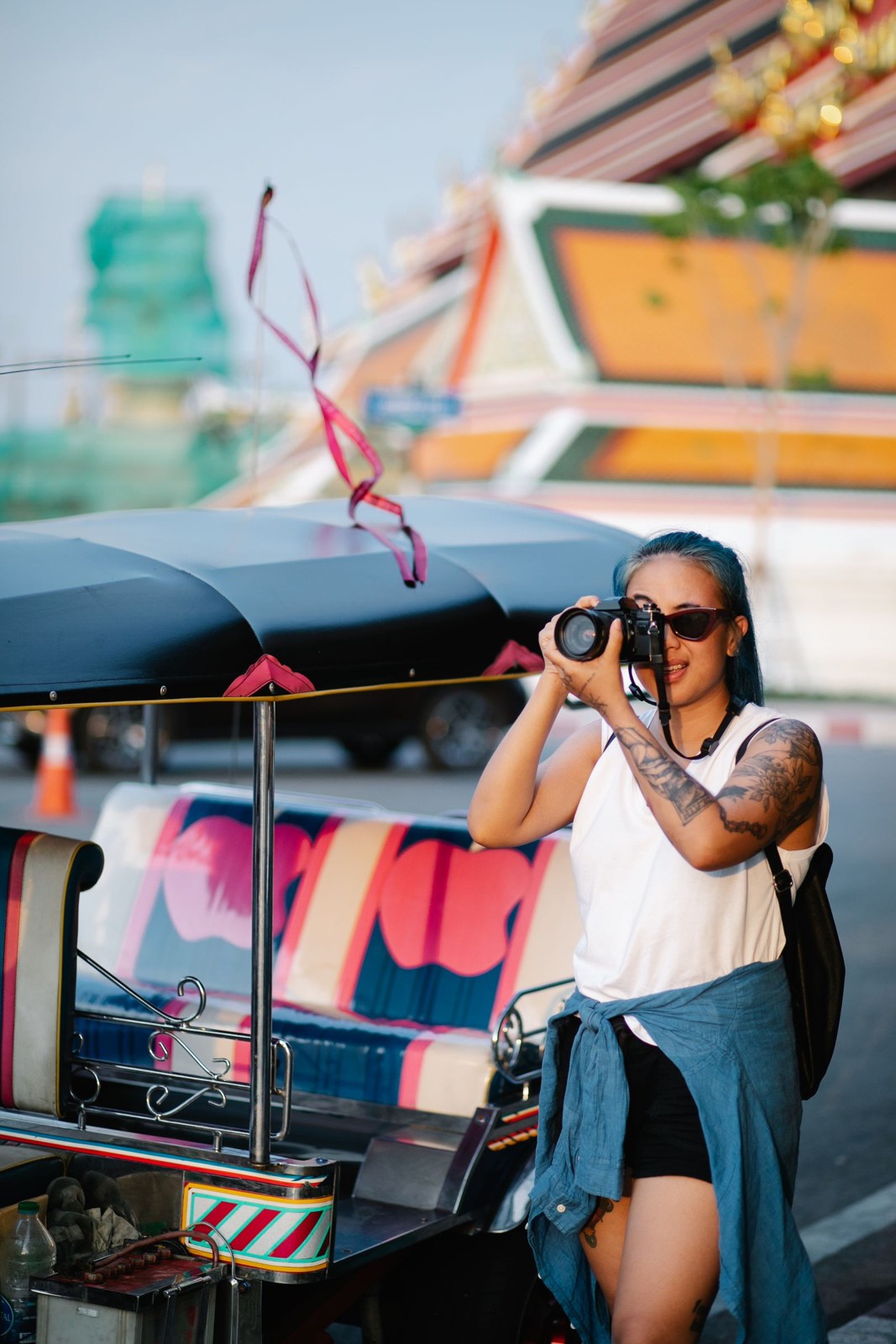 Reisende fotografiert mit einer Kamera auf einer Stadtstraße