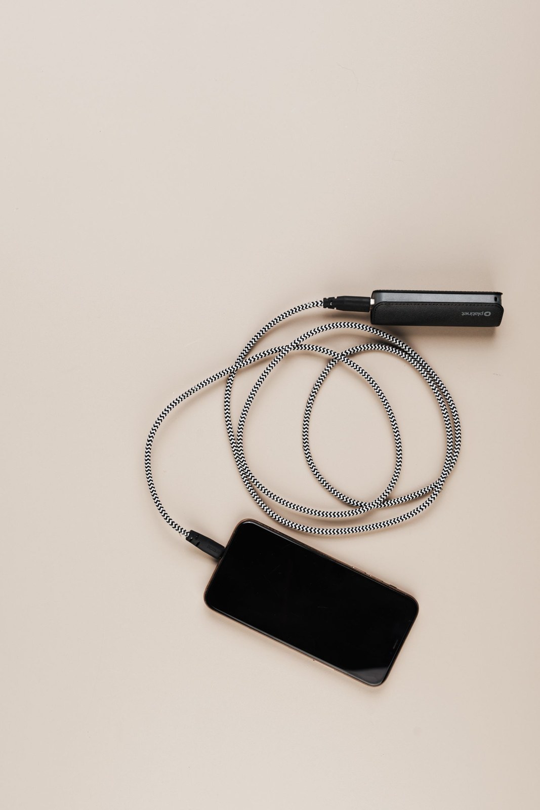 Telefon mit angeschlossener Powerbank